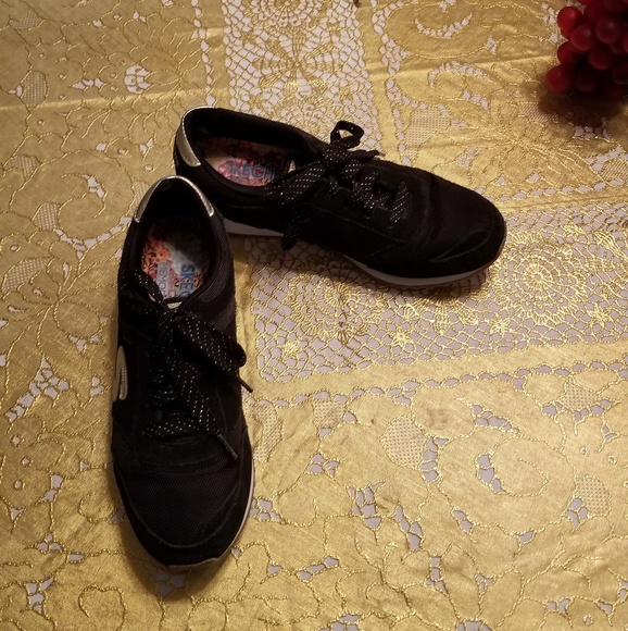 black and gold tennis shoes womens